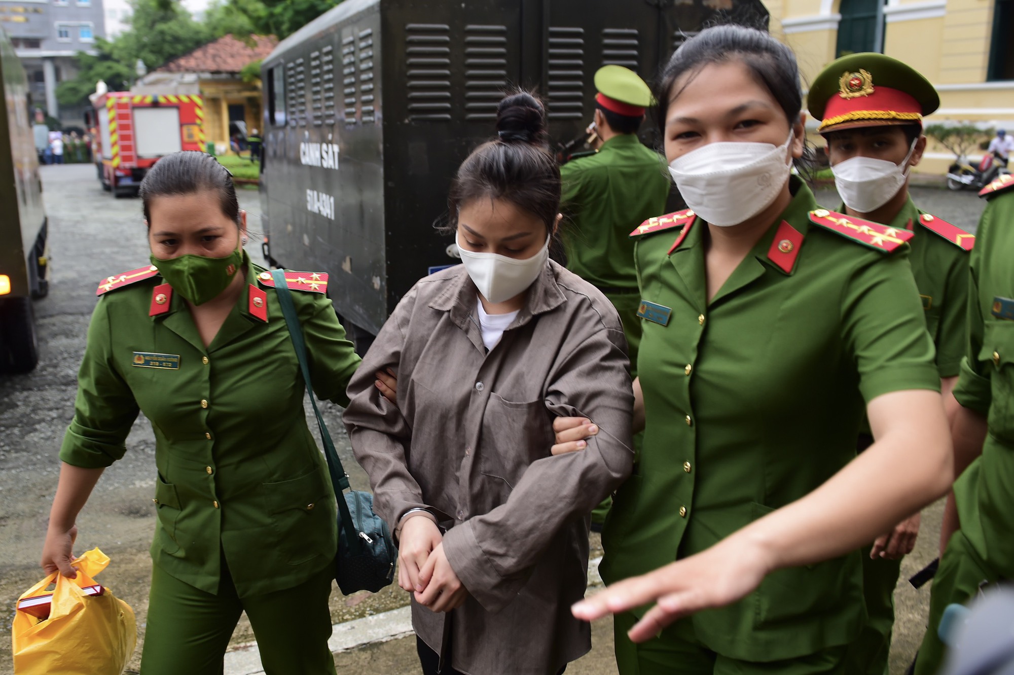 Hình ảnh đôi tình nhân bạo hành bé gái tử vong bị áp giải đến toà sáng 21-7 - Ảnh 5.