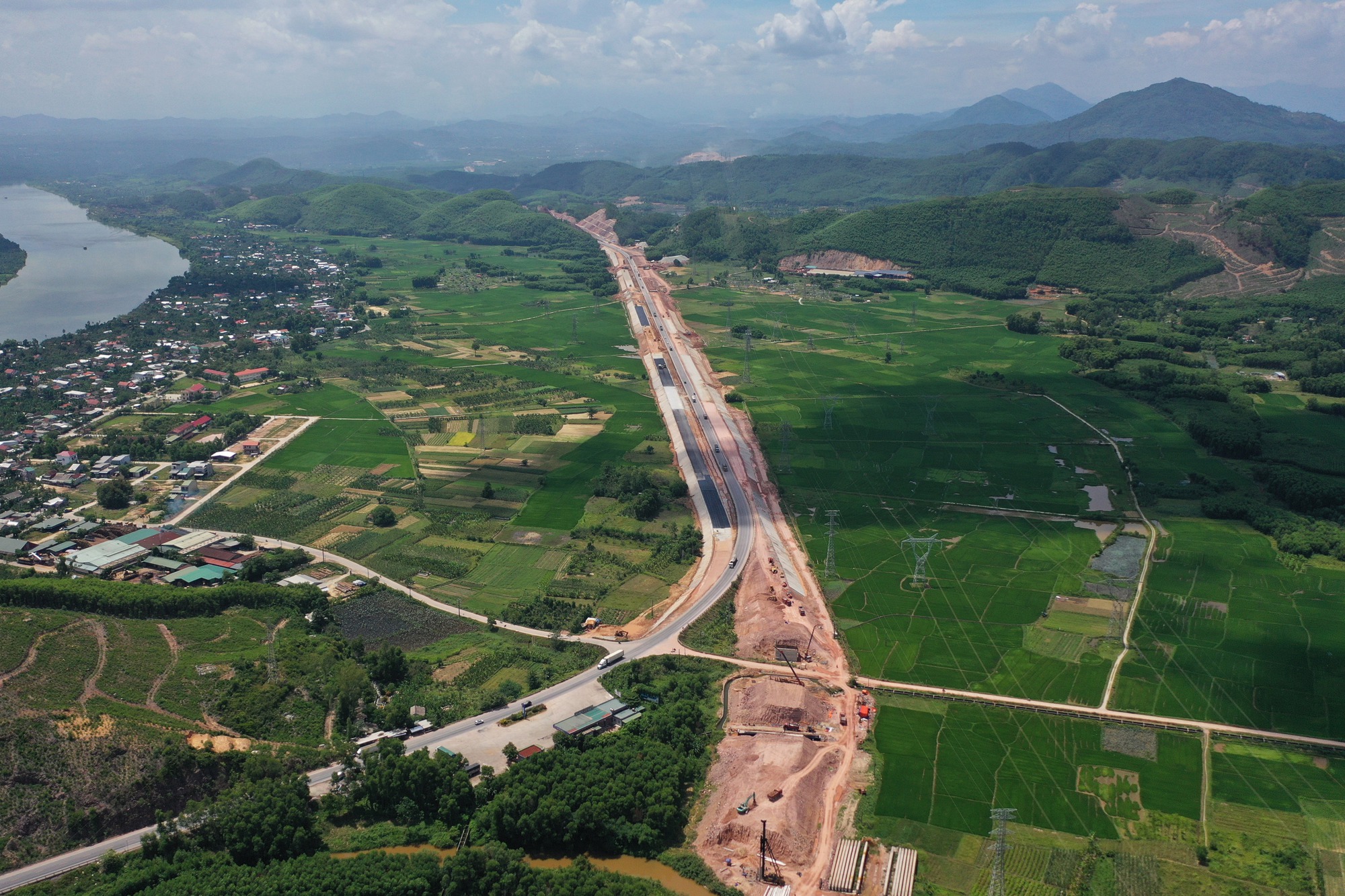 Hình ảnh cao tốc Cam Lộ - La Sơn
Hình ảnh của tuyến cao tốc Cam Lộ - La Sơn là một trong những cảnh đẹp đặc trưng của miền Trung nước ta, với những cảnh quan đồi núi tuyệt đẹp và cuộc sống bình yên của người dân trong vùng. Những hình ảnh này sẽ khiến bạn ngỡ ngàng và yêu thương hơn với đất nước Việt Nam của chúng ta.