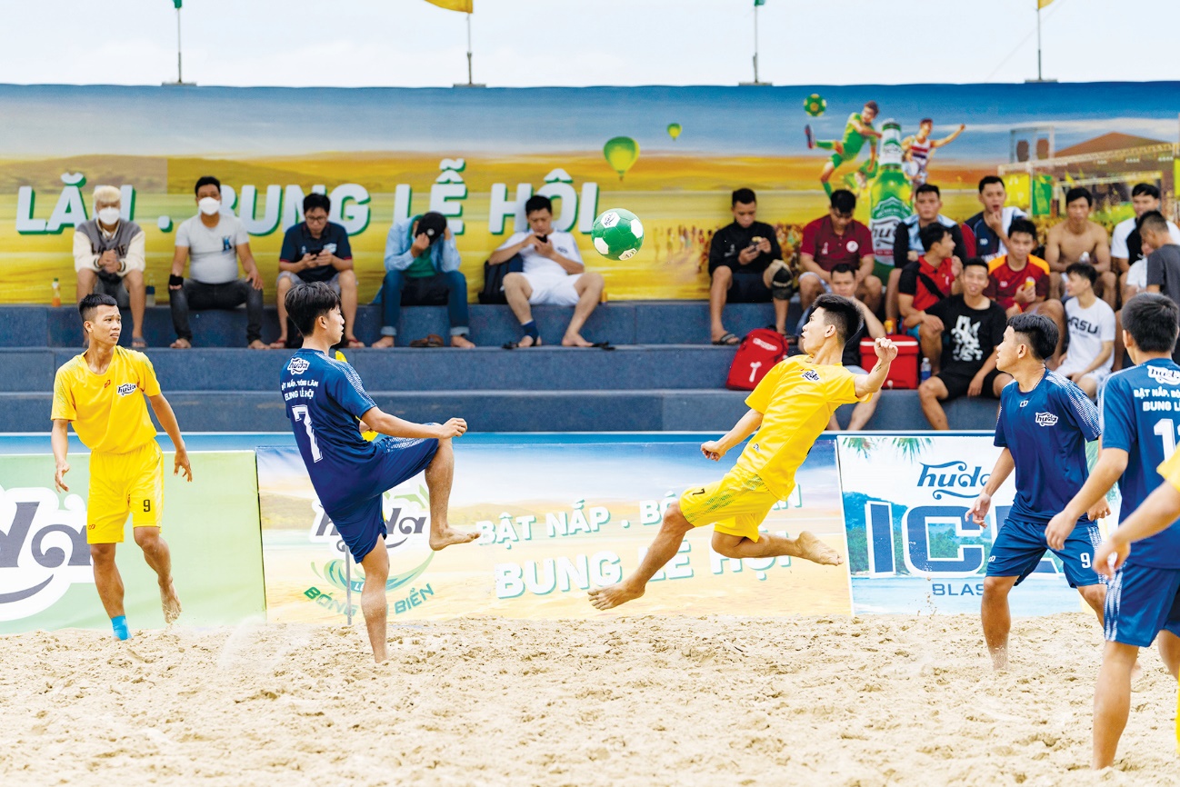Miền Trung sôi động với Lễ hội Bóng đá biển Huda 2022 - Ảnh 1.