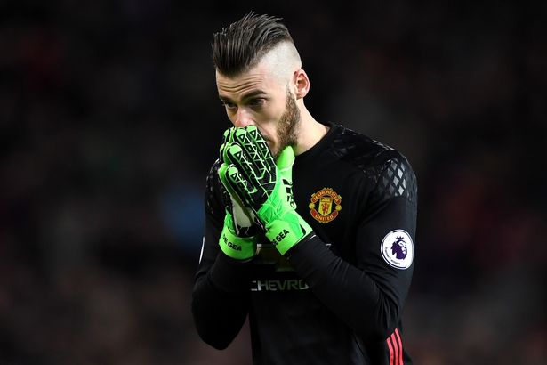 Ảnh De Gea khiến cả thế giới phải trầm trồ khi anh ta bắt gọn một cú sút phạt tuyệt đẹp trong trận đấu với Arsenal. Hãy xem để cảm nhận chi tiết!