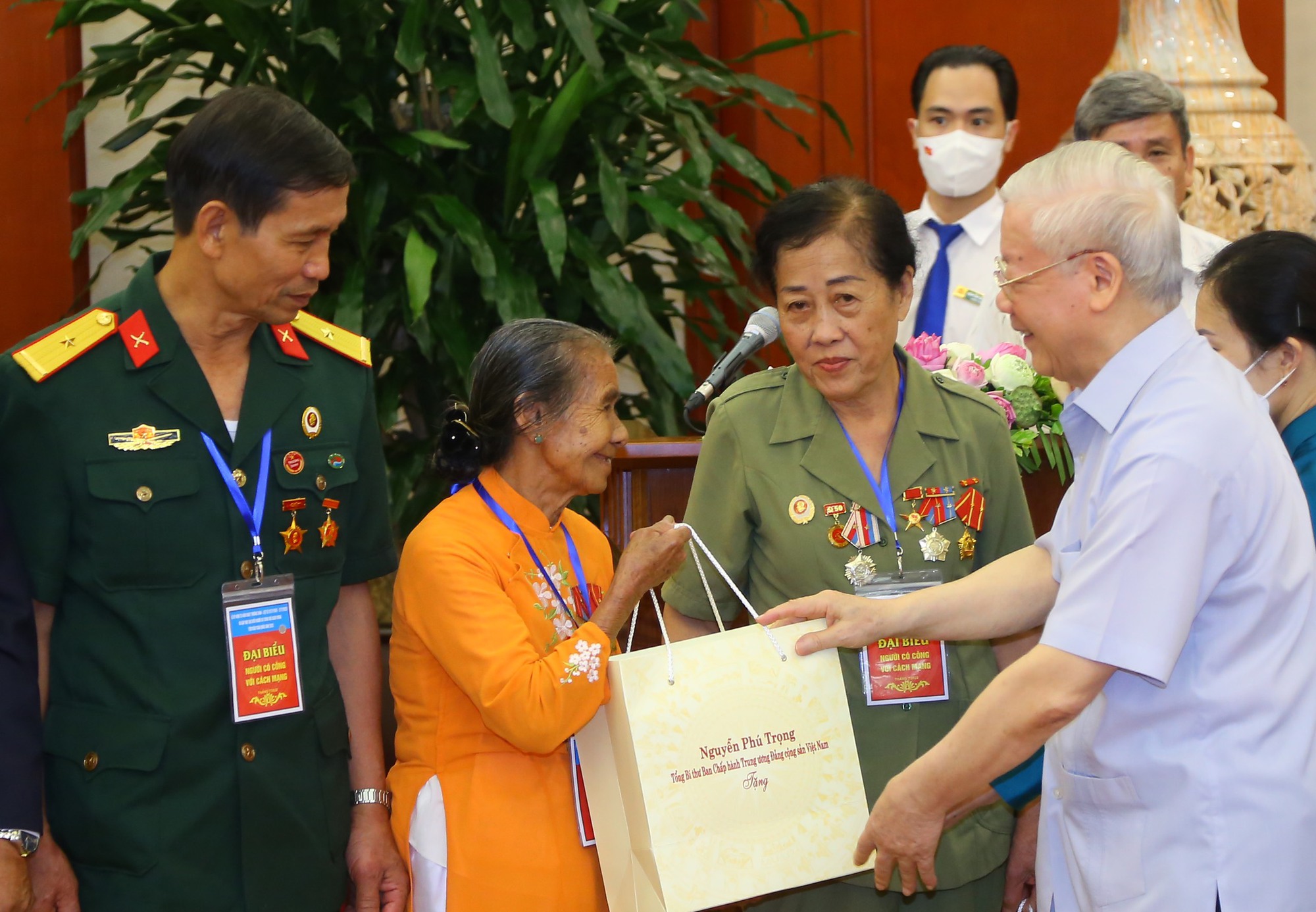 Hình ảnh Tổng Bí thư Nguyễn Phú Trọng gặp mặt đại biểu người có công với  cách mạng tiêu biểu toàn quốc