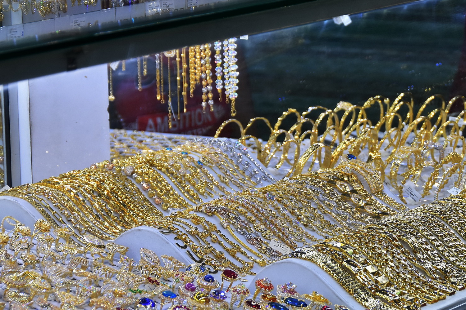 Giá vàng hôm nay 5-9: Vàng SJC cao hơn vàng trang sức gần 15 triệu đồng/lượng - Ảnh 1.