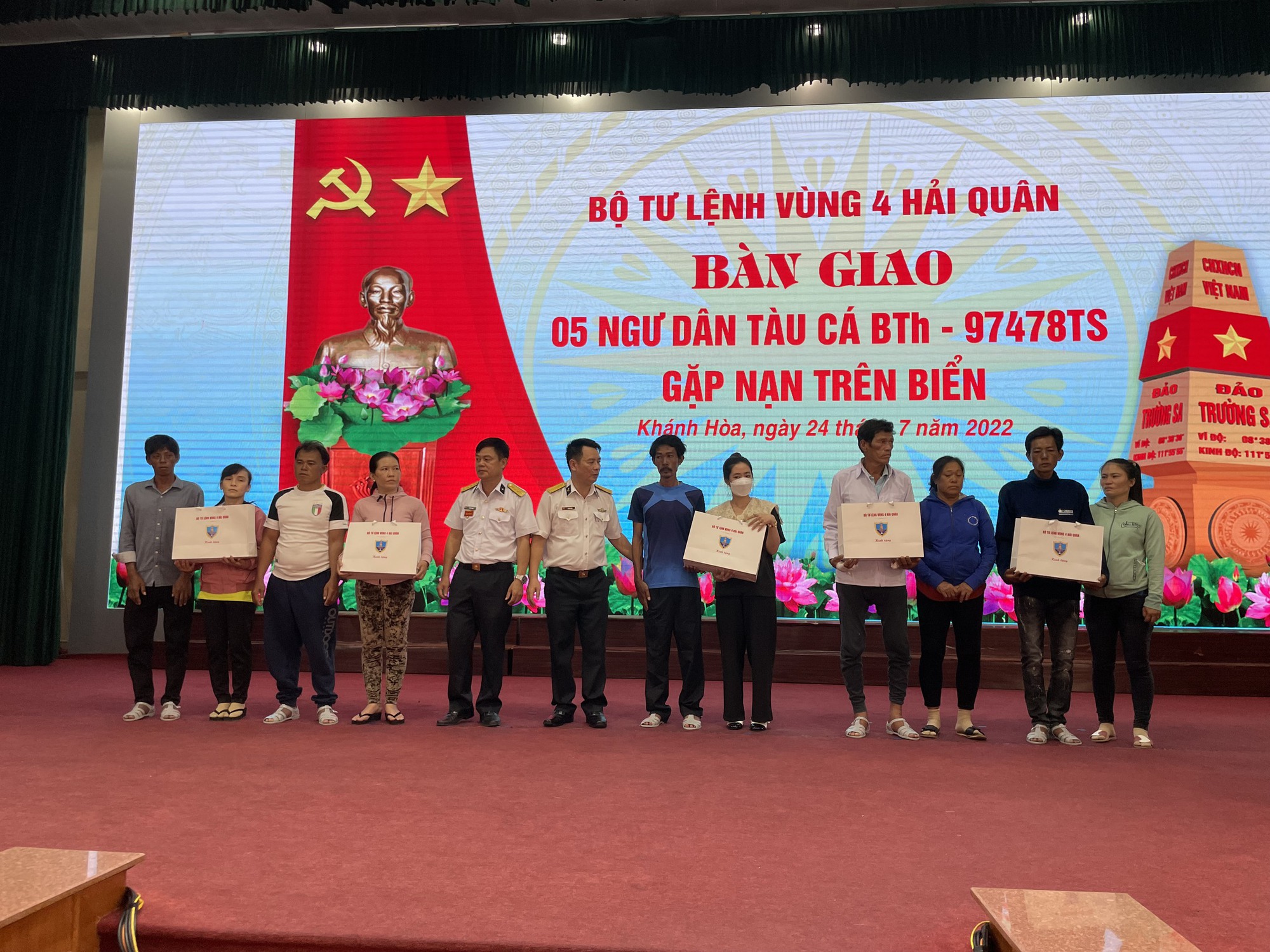 Đón 5 ngư dân Bình Thuận sống sót kỳ diệu sau 12 ngày đêm lênh đênh trên biển - Ảnh 4.