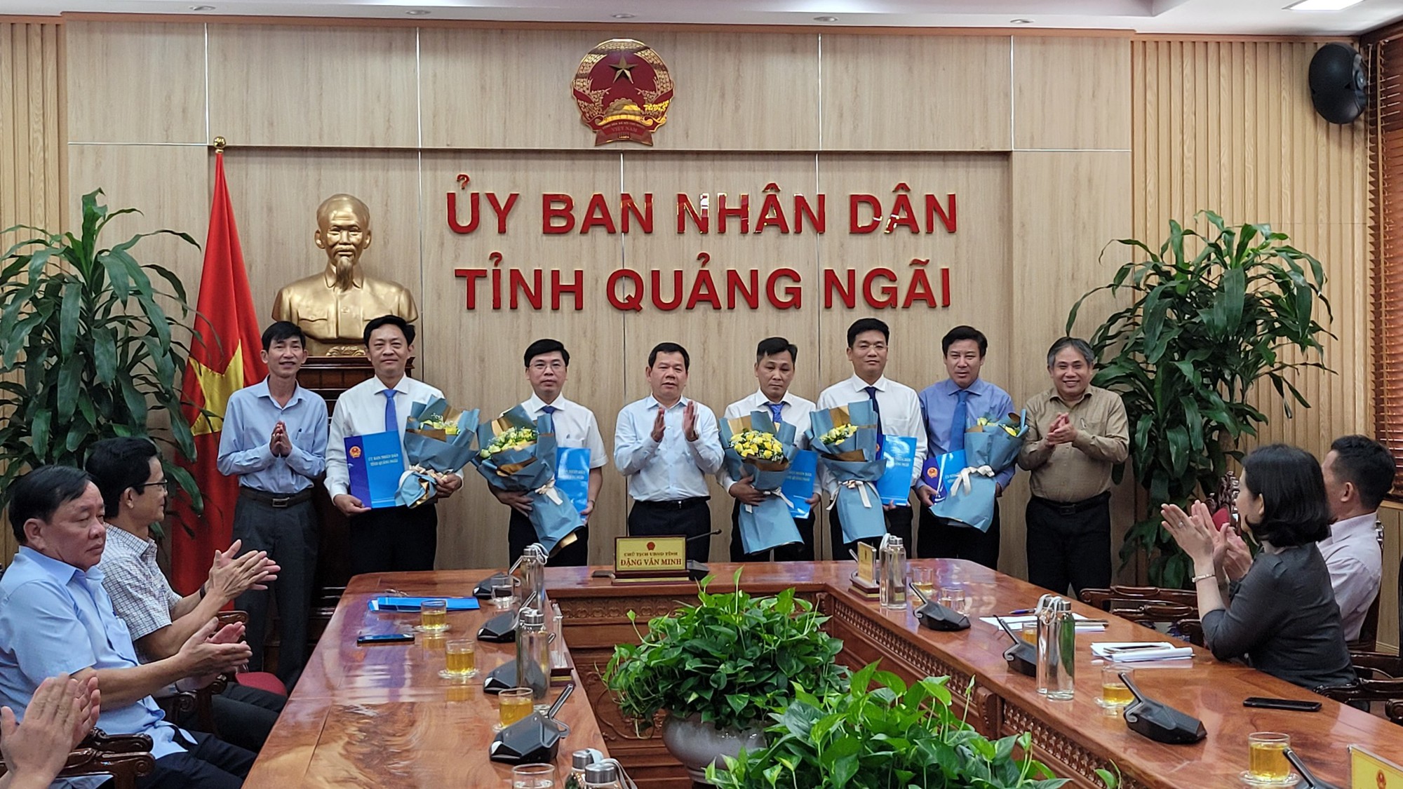 Quảng Ngãi điều động, luân chuyển một loạt cán bộ chủ chốt - Ảnh 1. Quảng Ngãi điều động, luân chuyển một loạt cán bộ chủ chốt - Ảnh 1.