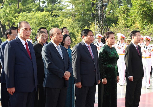 Lãnh đạo Đảng, Nhà nước tưởng nhớ Chủ tịch Hồ Chí Minh và các Anh hùng liệt sĩ - Ảnh 2.