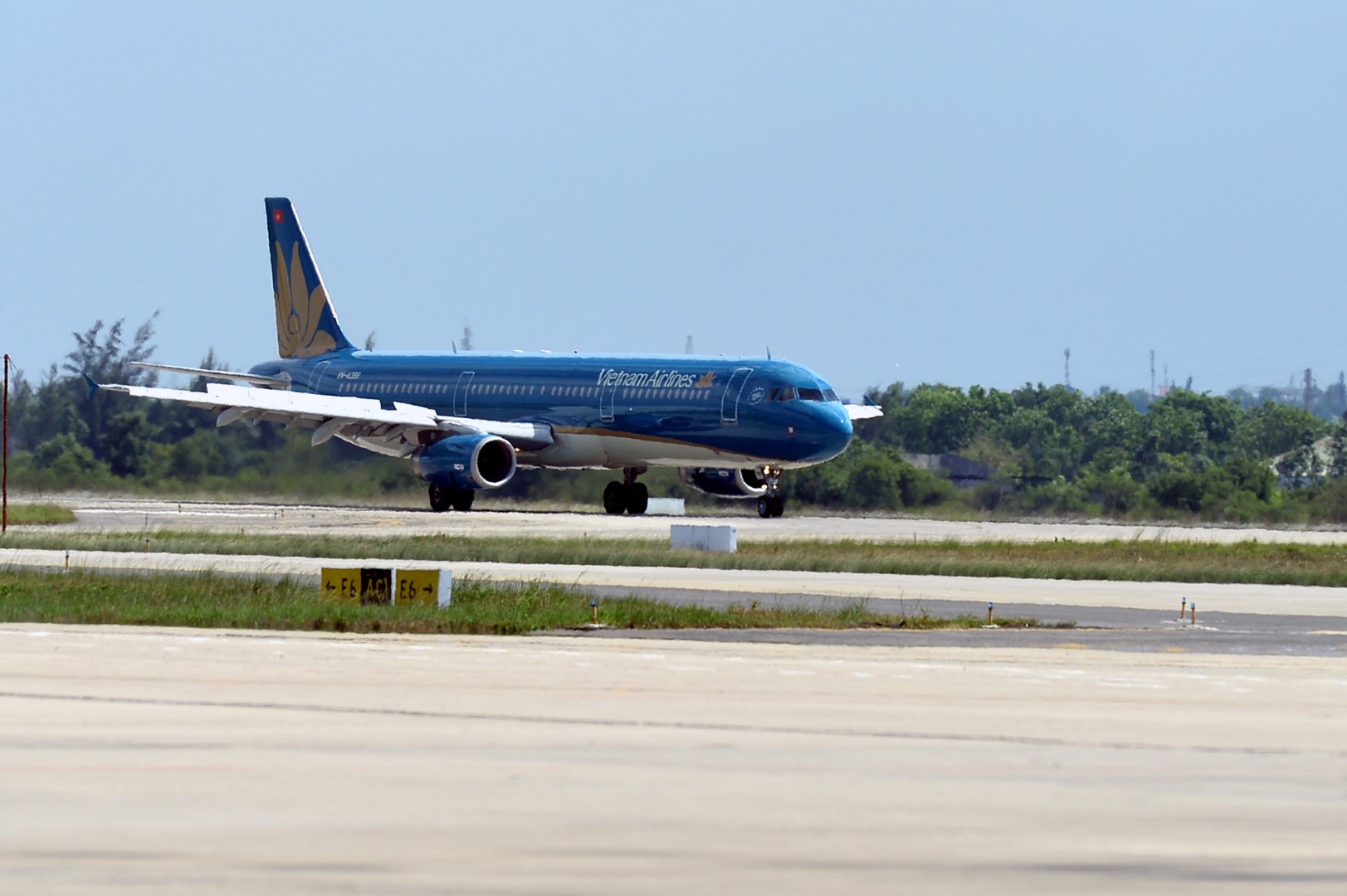 Máy bay Vietnam Airlines hạ cánh khẩn cấp tại sân bay Đà Nẵng - Ảnh 1.