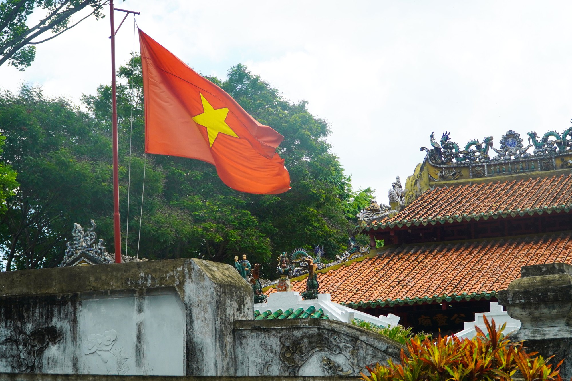 PHÓNG SỰ: Cõi thiêng giữa lòng thành phố - Ảnh 1.