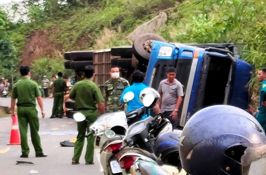 Xót thương 2 anh em đi xe máy bị xe container lật đè chết trên đèo Con Ó - Ảnh 1.