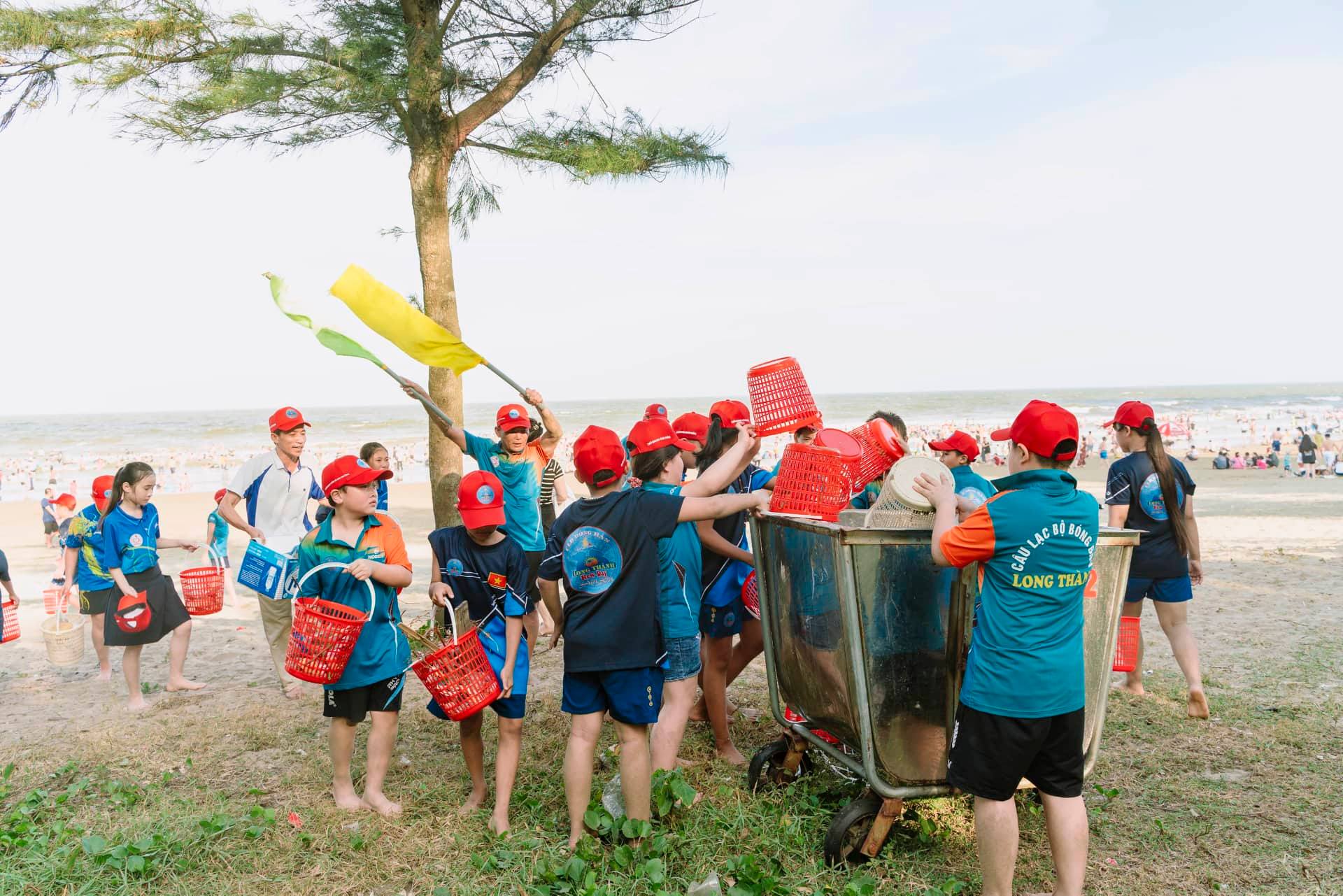 Biệt đội nhí nhặt rác ở biển Sầm Sơn - Ảnh 12.