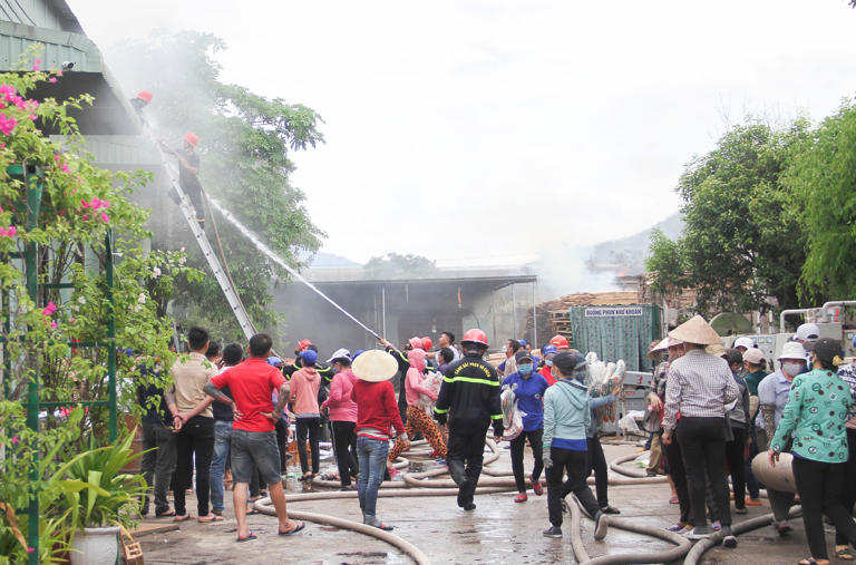 Cháy lớn tại xưởng sản xuất công ty gỗ ở Bình Định - Ảnh 1.