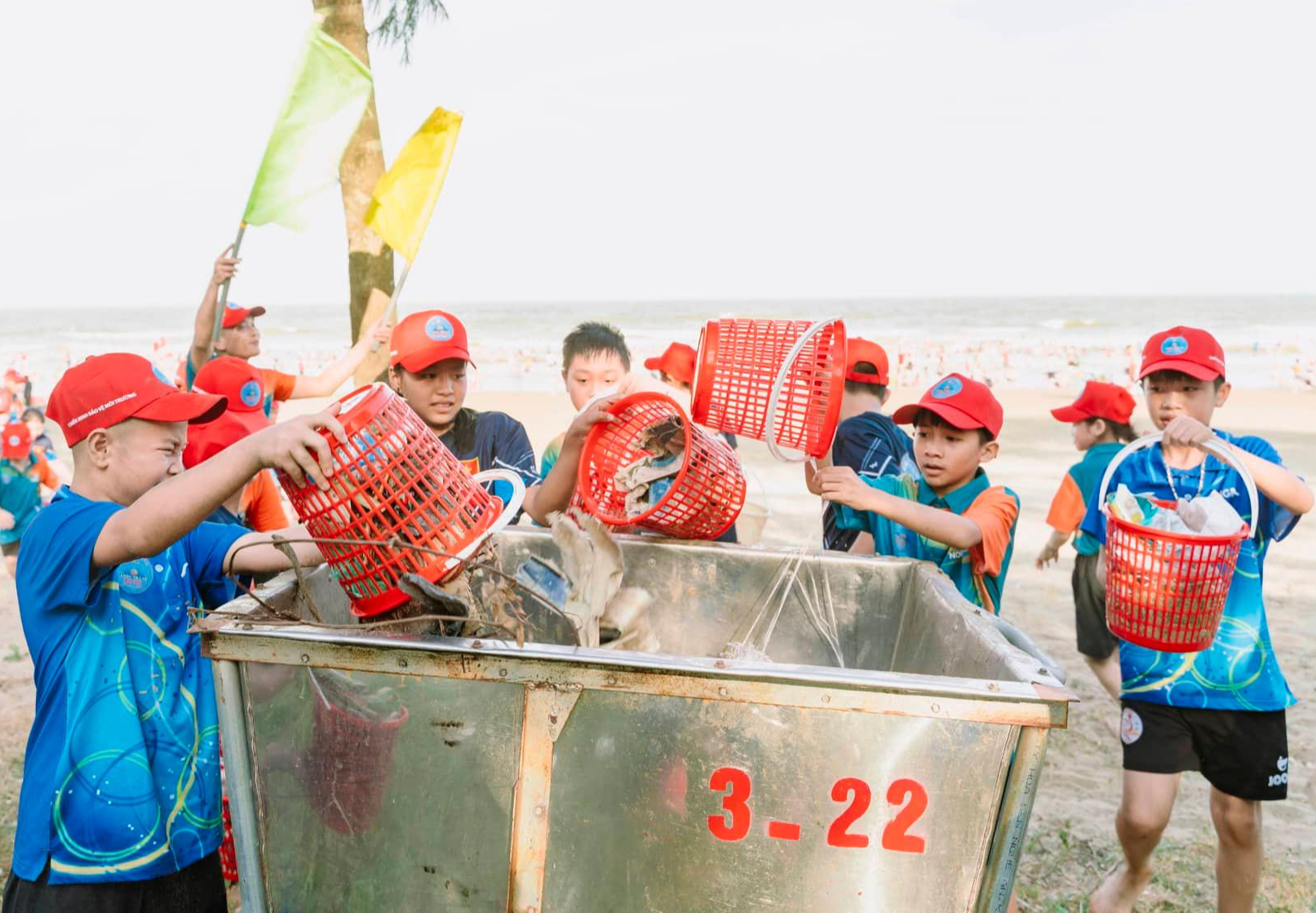 Biệt đội nhí nhặt rác ở biển Sầm Sơn - Ảnh 11.