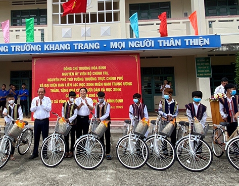 Trao quà cho 100 hộ nghèo, tặng 64 xe đạp cho học sinh Bình Định - Ảnh 4.