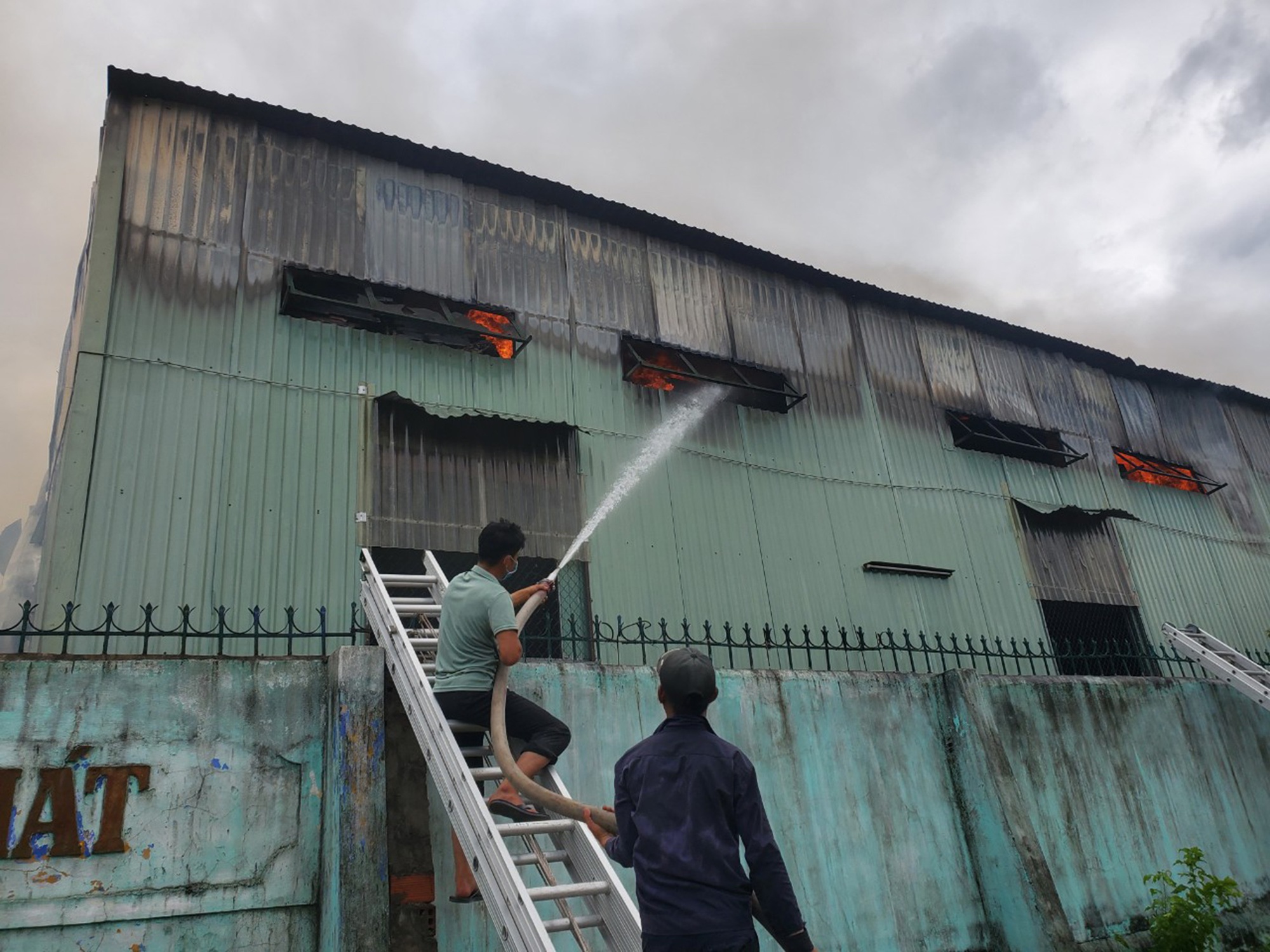 Cháy lớn tại xưởng sản xuất công ty gỗ ở Bình Định - Ảnh 6.