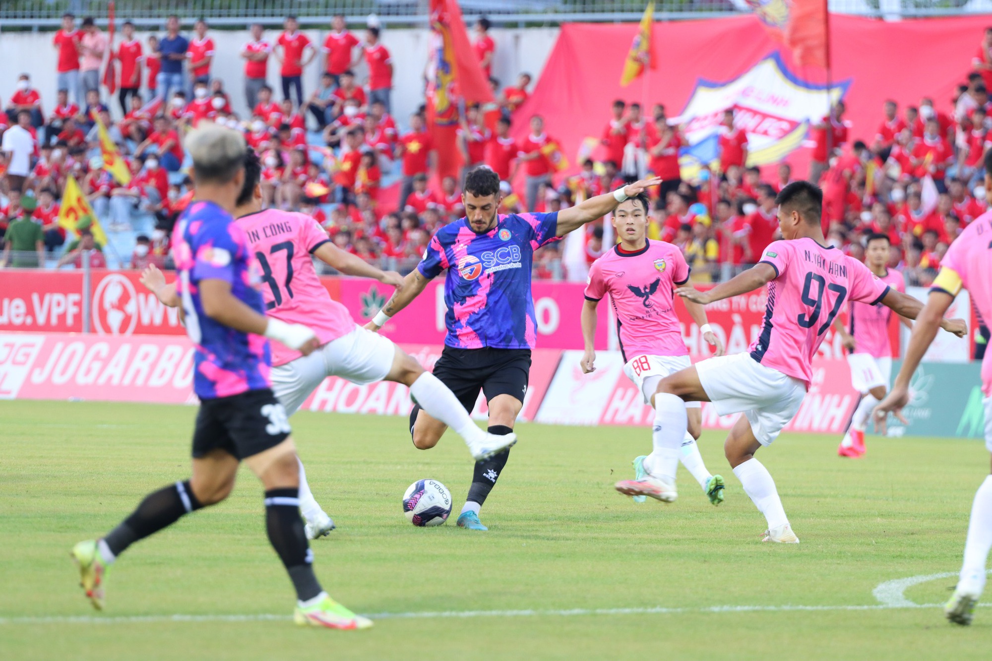 Thắng trận đầu tiên, Sài Gòn FC vẫn đứng chót bảng xếp hạng V-League 2022 - Ảnh 1.