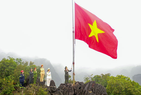 Dáng hình đất nước Việt Nam được coi là một trong những biểu tượng đặc trưng của quốc gia. Với những bức ảnh liên quan đến chủ đề này, bạn sẽ cảm nhận được tình yêu trong sáng và sự đa dạng tuyệt vời của đất nước. Hãy sẵn sàng để đắm mình trong những thiên nhiên hoang sơ, những khu phố phồn hoa và những tòa lâu đài đẹp nhất Việt Nam.