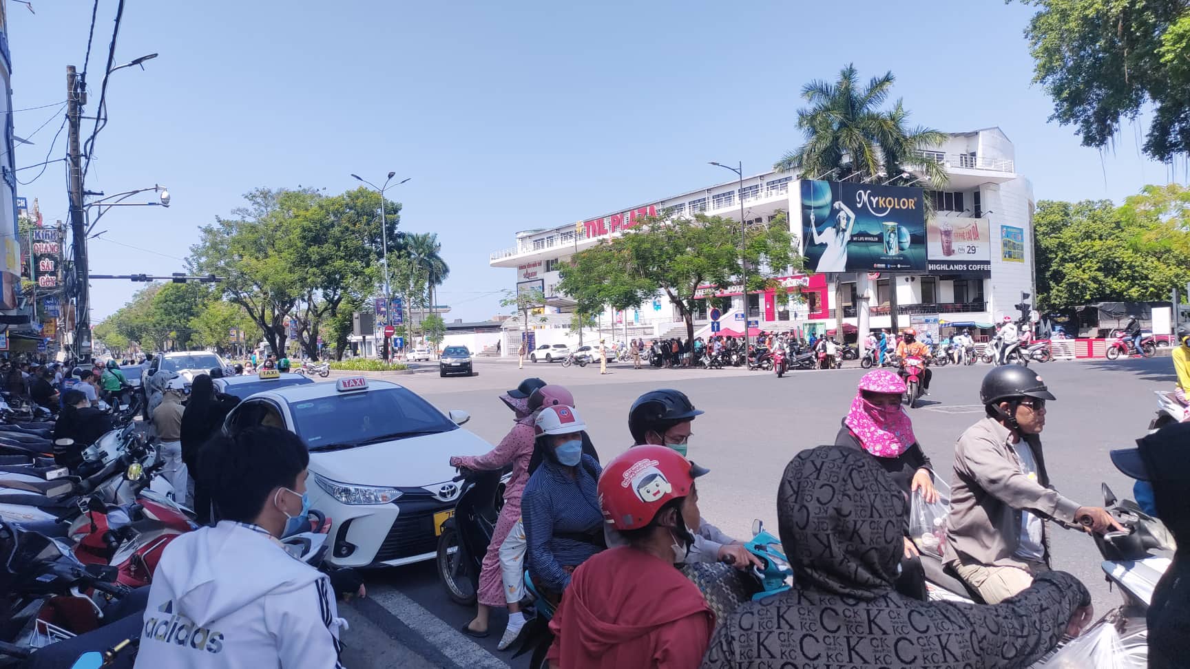 Đối tượng d&ugrave;ng s&uacute;ng AK tấn c&ocirc;ng cướp tiệm v&agrave;ng ra đầu th&uacute;  - Ảnh 2.