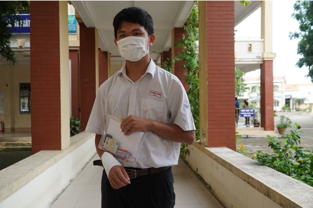 Cần Thơ: Thí sinh bị gãy tay được hỗ trợ thi - Ảnh 1. Cần Thơ: Thí sinh bị gãy tay được hỗ trợ thi - Ảnh 1.