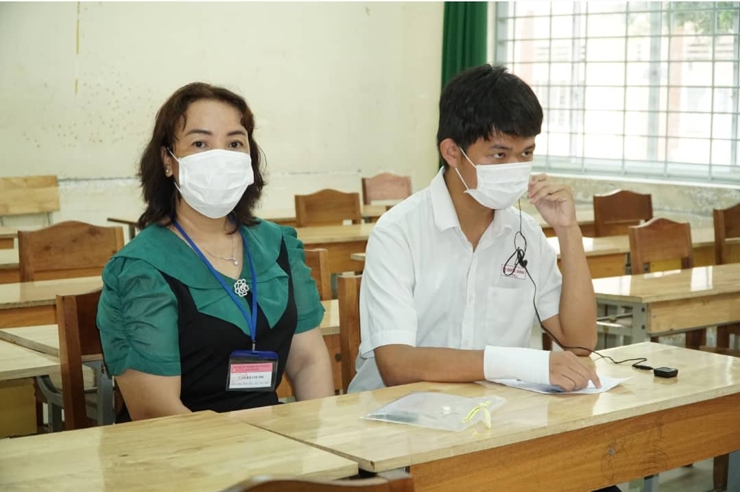 Cần Thơ: Thí sinh bị gãy tay được hỗ trợ thi - Ảnh 2. Cần Thơ: Thí sinh bị gãy tay được hỗ trợ thi - Ảnh 2.