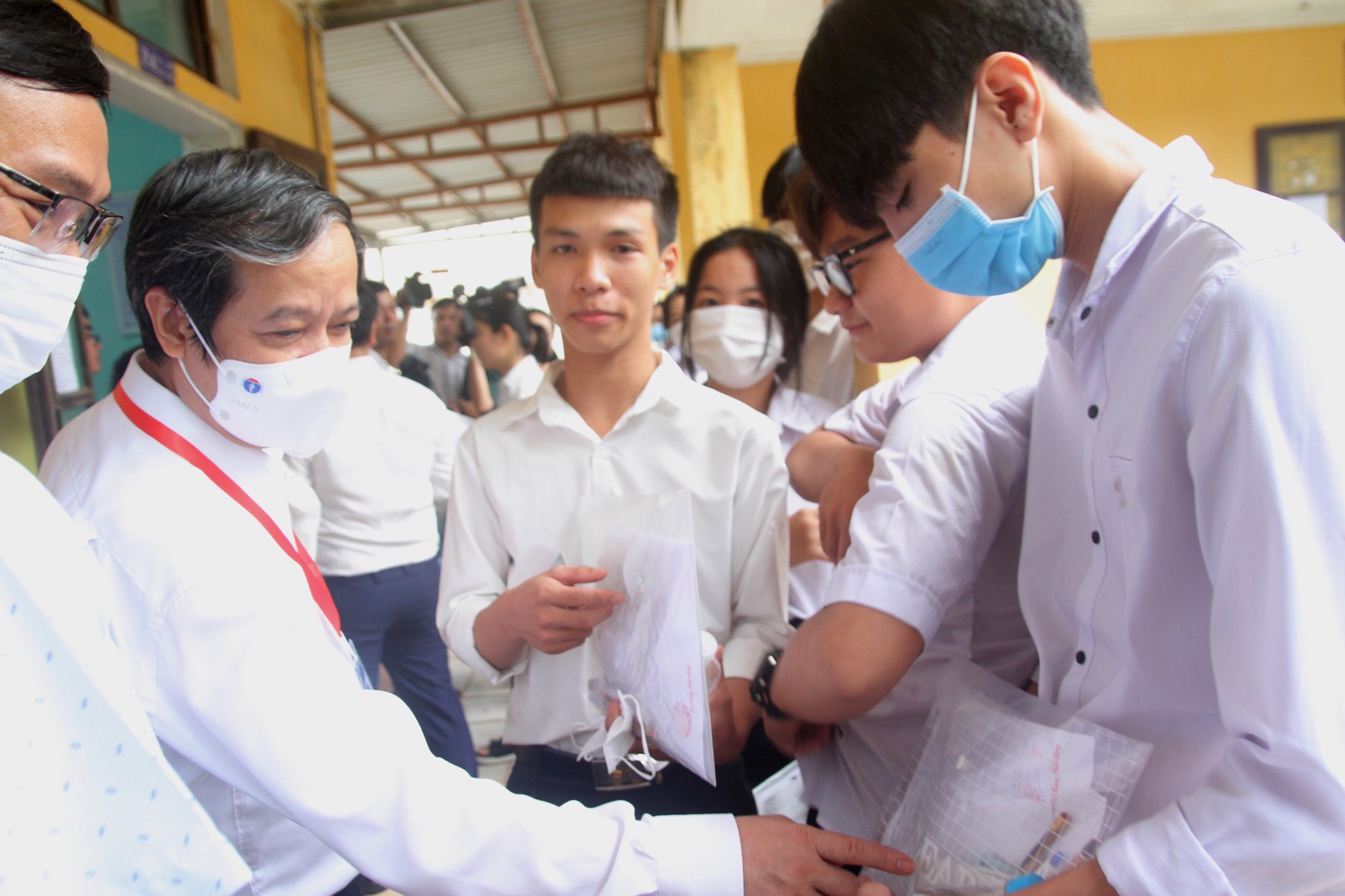 Bộ trưởng Nguyễn Kim Sơn động viên thí sinh, giáo viên dự kỳ thi tốt nghiệp THPT - Ảnh 1.