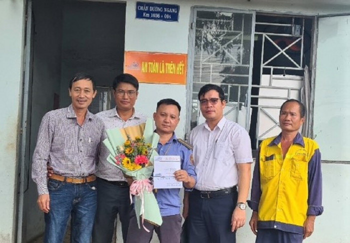 Bộ trưởng Nguyễn Văn Thể khen nhân viên gác chắn ở Đồng Nai dũng cảm cứu người - Ảnh 2.