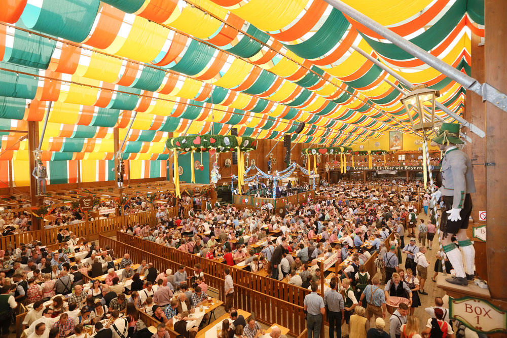 Mê mẩn sắc thu Đông Âu, hào hứng cùng lễ hội Oktoberfest 2022 - Ảnh 1.