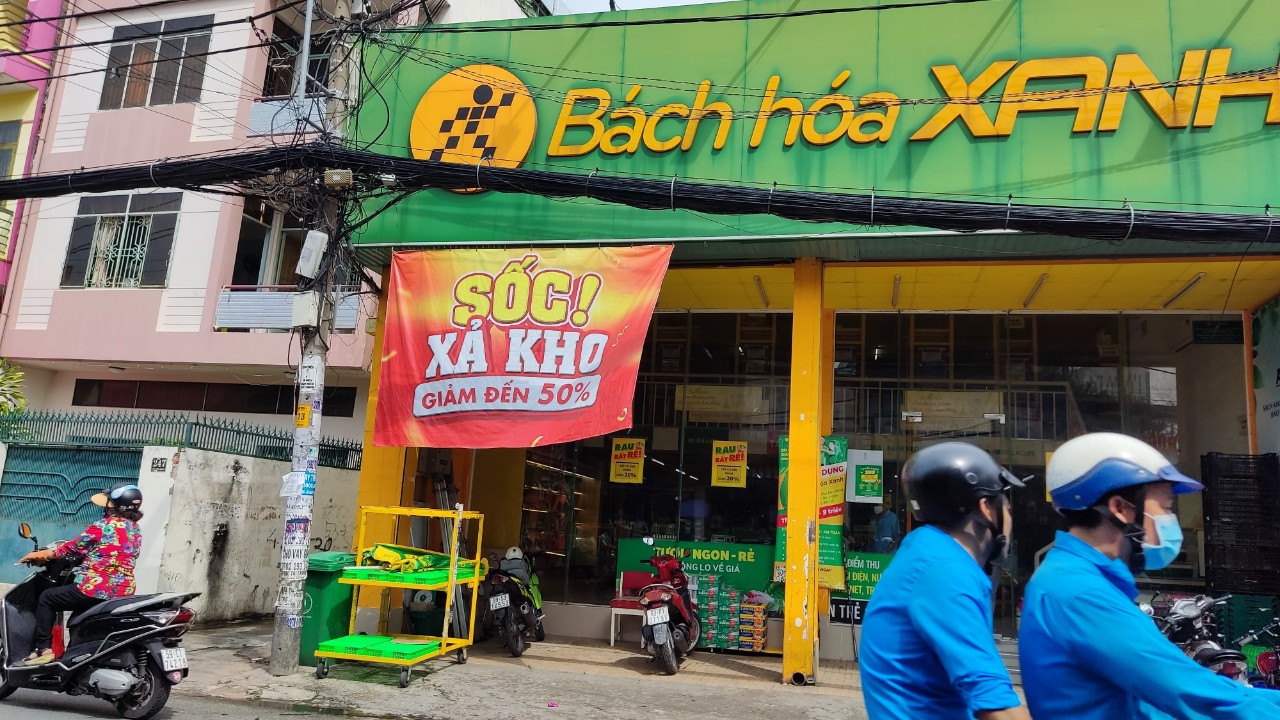 Không riêng gì Bách Hóa Xanh, nhiều cửa hàng cũng treo bảng “xả kho, giảm giá - Ảnh 4.