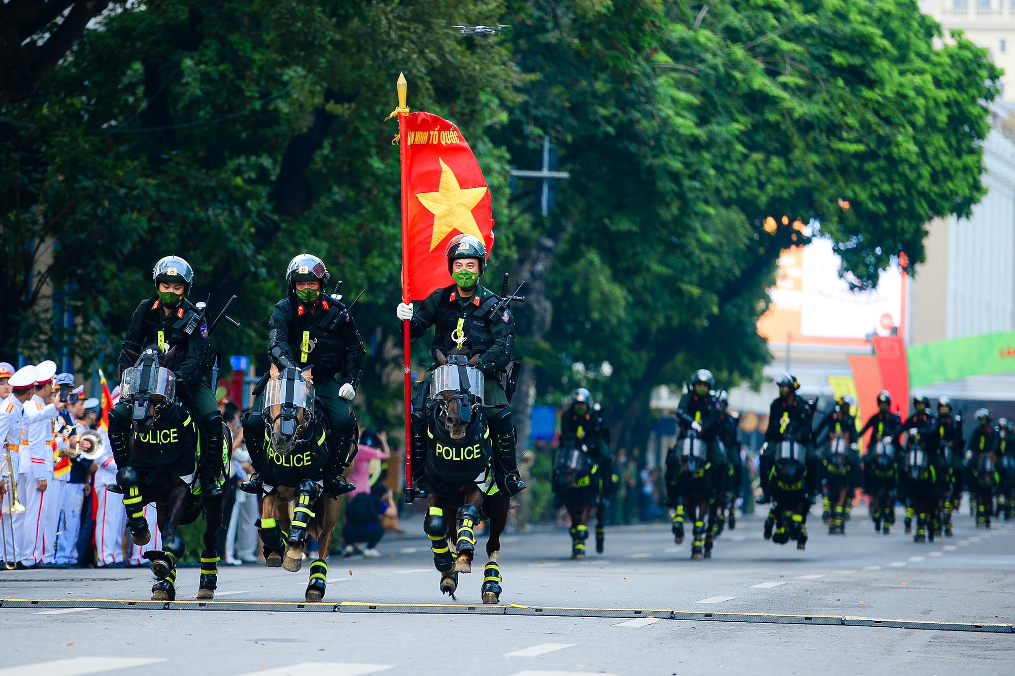 Mãn nhãn dàn kỵ binh diễu hành trên phố Hà Nội - Ảnh 9.