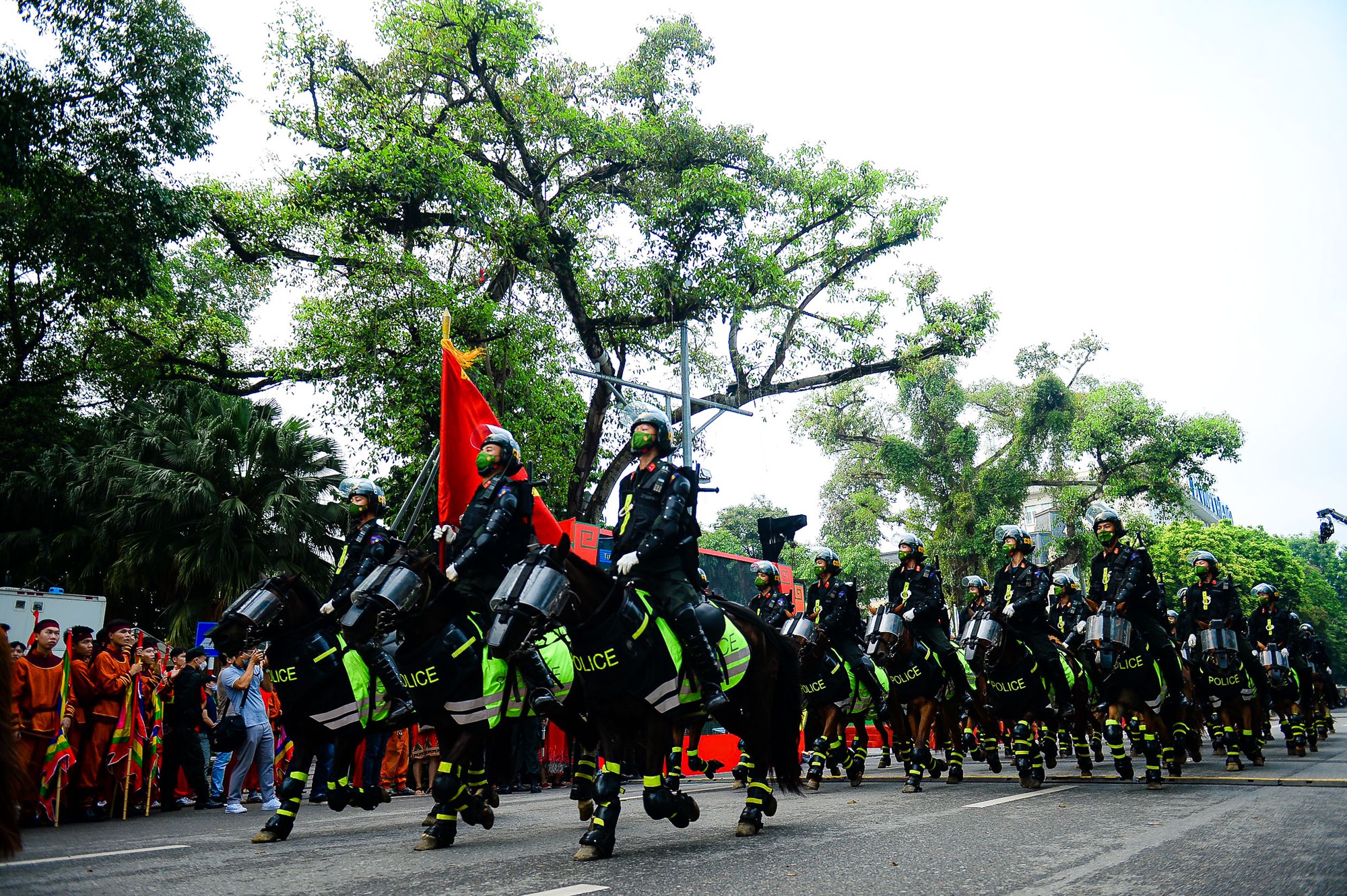 Mãn nhãn dàn kỵ binh diễu hành trên phố Hà Nội - Ảnh 6.