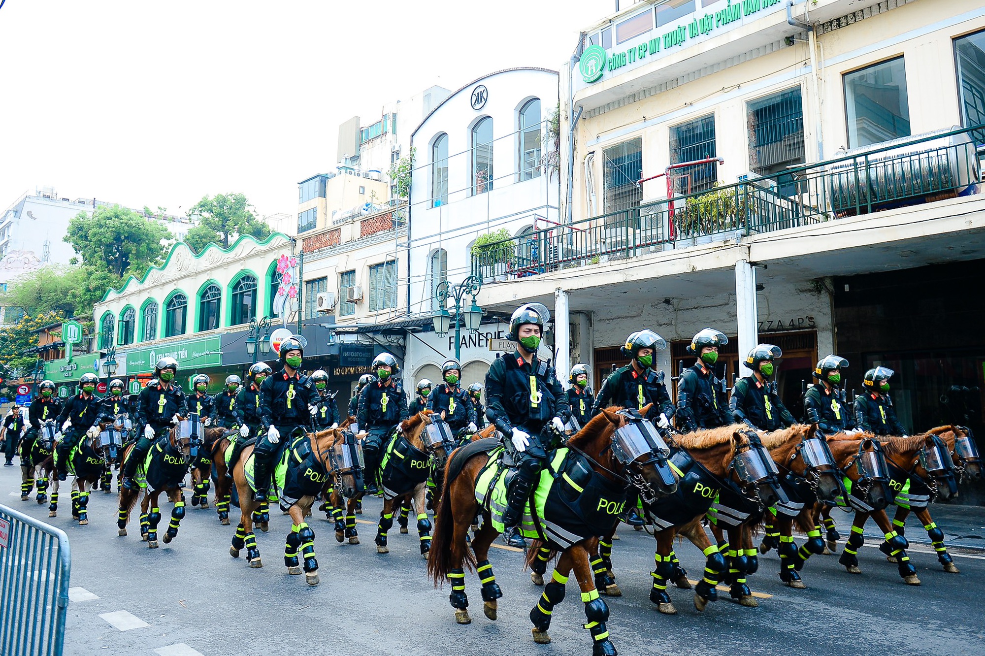 Mãn nhãn dàn kỵ binh diễu hành trên phố Hà Nội - Ảnh 7.