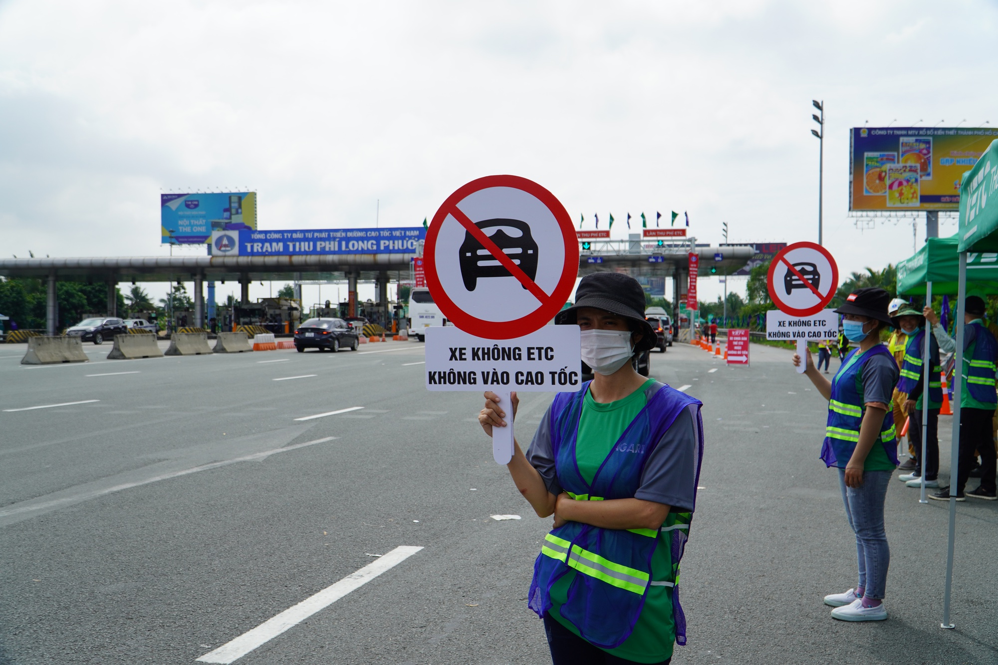 Ngày đầu thu phí không dừng: Ùn tắc nhẹ - Ảnh 1.