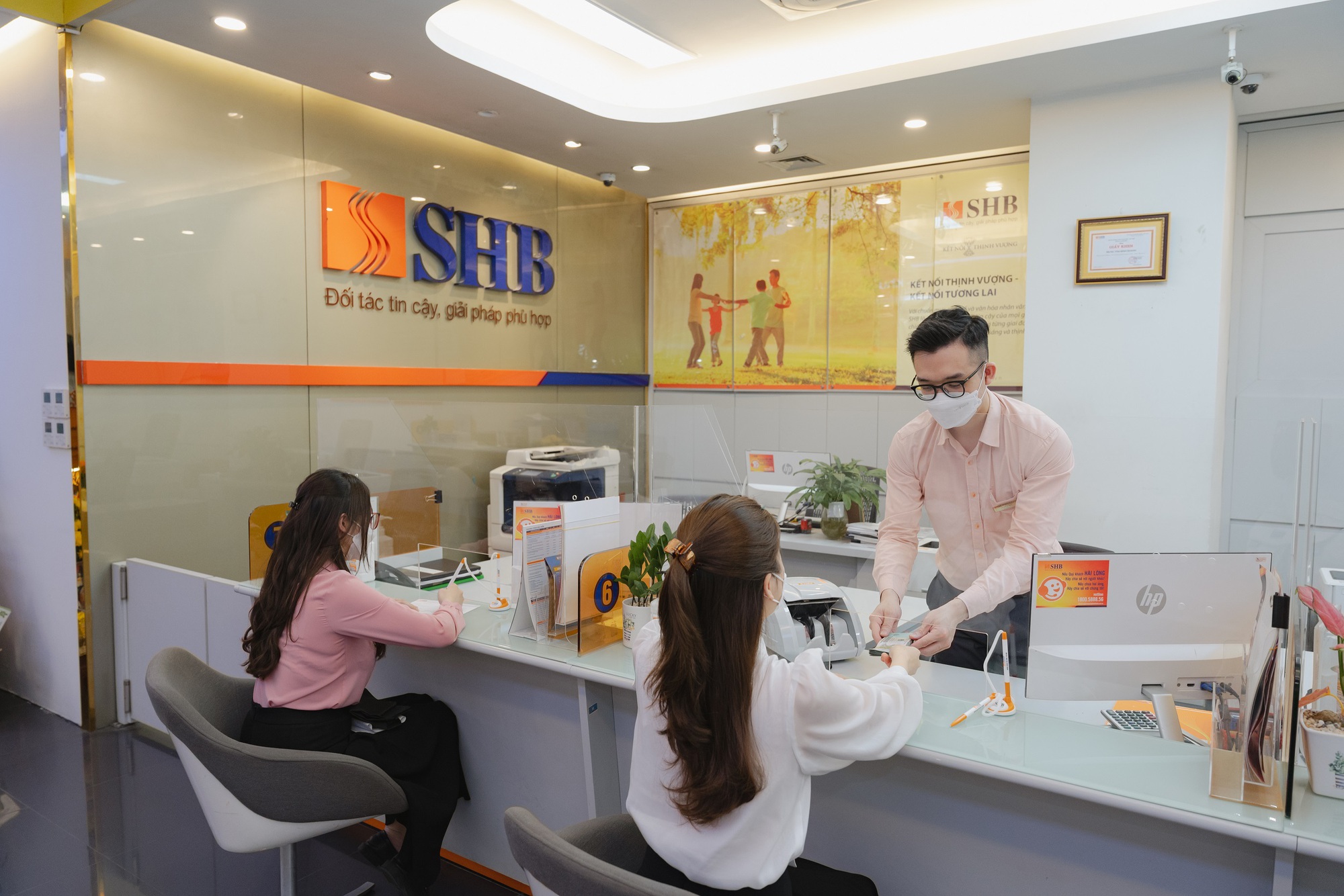 Nâng cao hiệu quả hoạt động, SHB đạt lợi nhuận bán niên cao nhất từ trước tới nay - Ảnh 1.