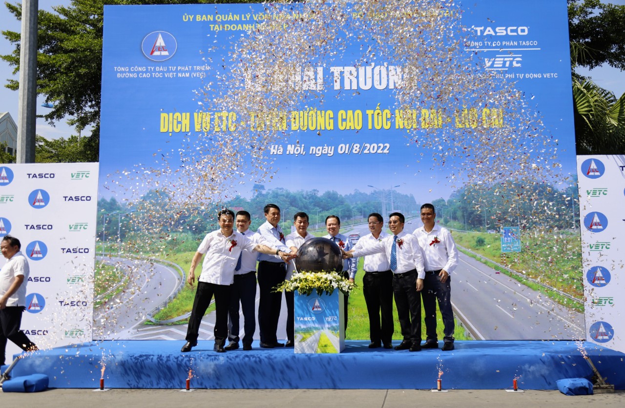 Ngày đầu cao tốc Nội Bài-Lào Cai chỉ thu phí không dừng, nhiều xe không đủ tiền trong tài khoản - Ảnh 2.