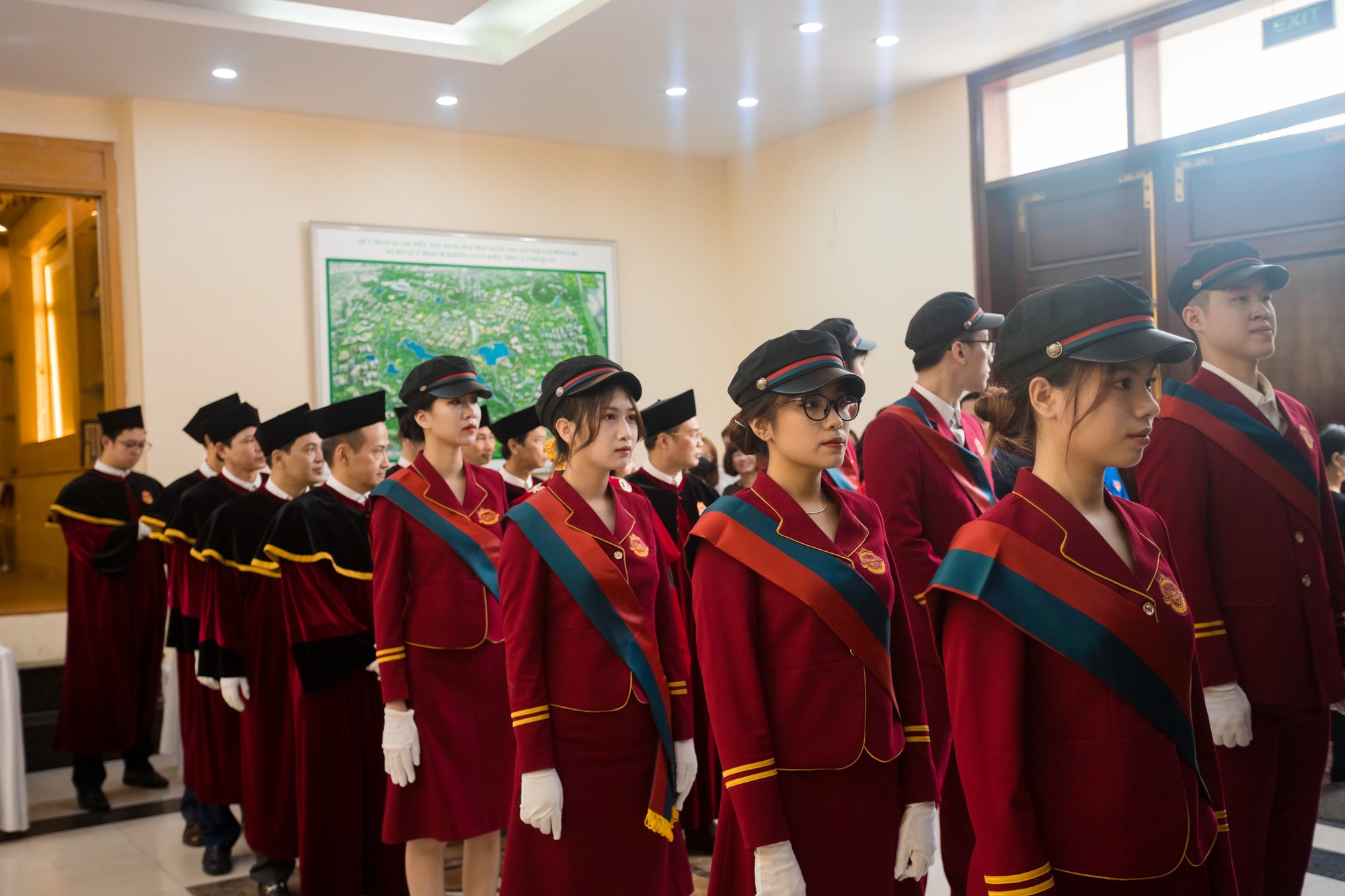 Chi Tiết Bộ Lễ Phục Tốt Nghiệp Của Trường Đh Kinh Tế - Báo Người Lao Động