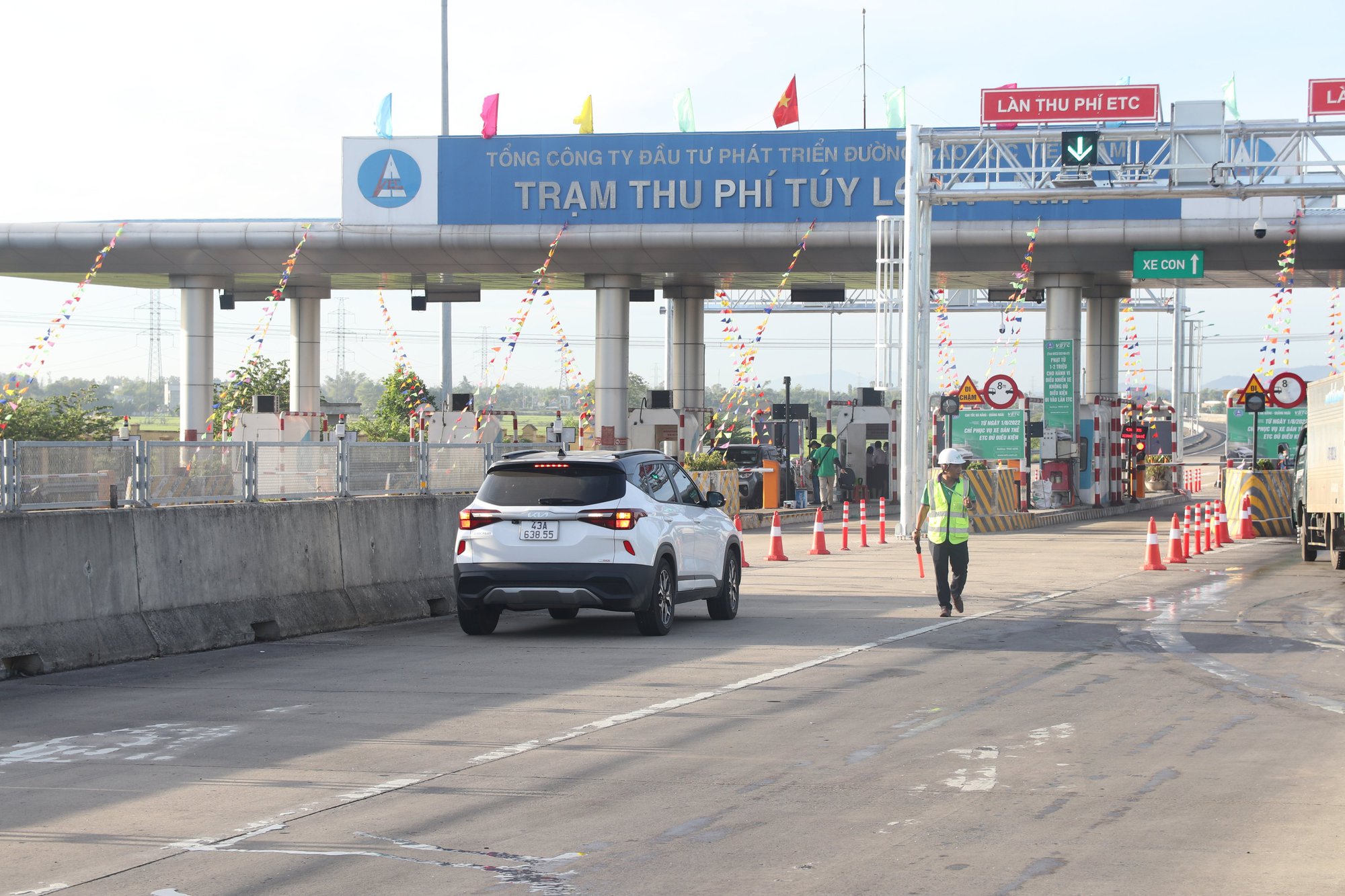 Tài xế ngao ngán trong ngày đầu thu phí không dừng tại cao tốc Đà Nẵng - Quảng Ngãi - Ảnh 6.