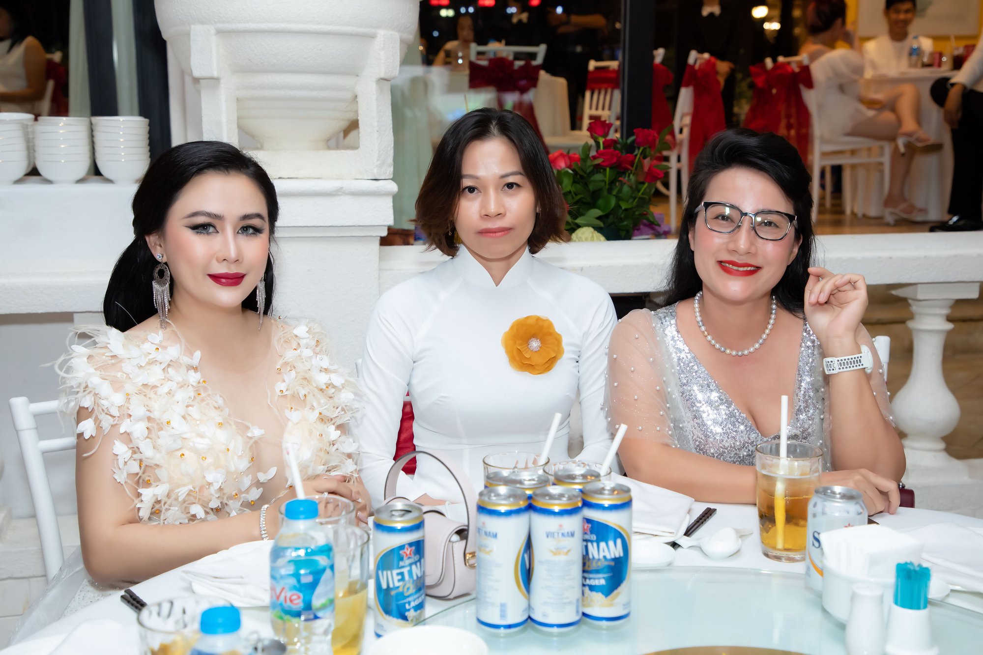 Hoa hậu Lý Kim Ngân diện dạ hội trắng mướt khoe vẻ đẹp đài cát - Ảnh 5. Hoa hậu Lý Kim Ngân diện dạ hội trắng mướt khoe vẻ đẹp đài cát - Ảnh 5.