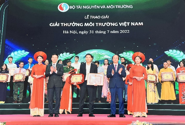 Cụm trang trại bò sữa Vinamilk Đà Lạt nhận giải thưởng môi trường - Ảnh 1.