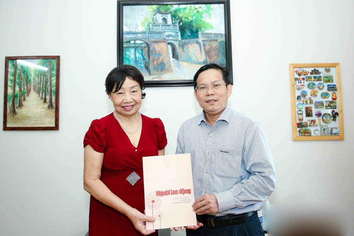 Mai vàng nhân ái thăm nhà báo lão thành Phan Quang và nhà thơ Phan Thị Thanh Nhàn - Ảnh 5.