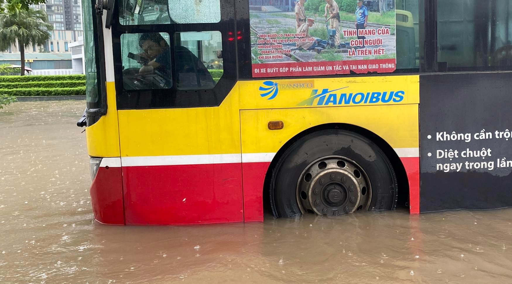 Hà Nội: Nhiều tuyến phố ngập sâu, giao thông ùn tắc, hỗn loạn - Ảnh 19.