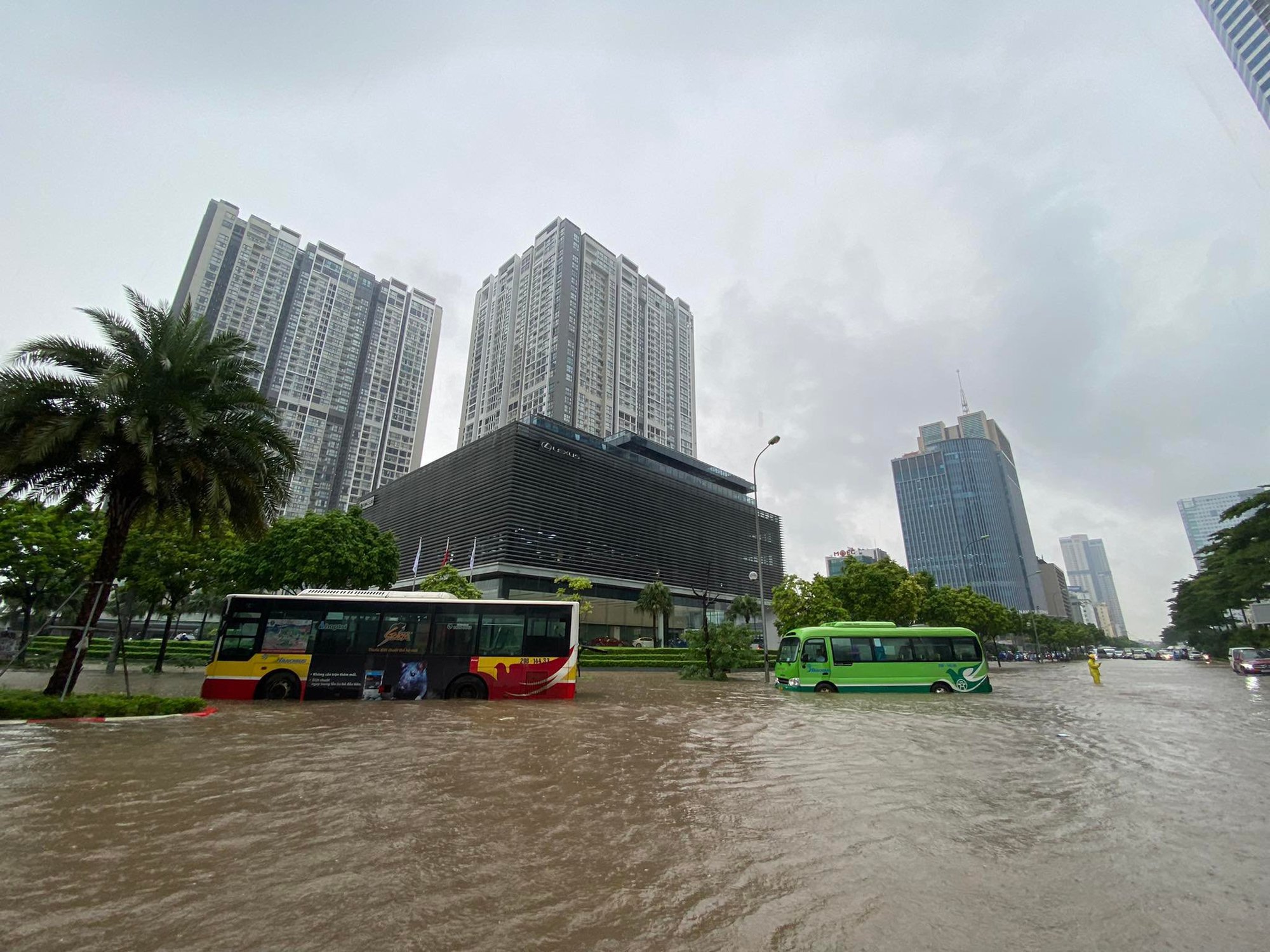 Hà Nội: Nhiều tuyến phố ngập sâu, giao thông ùn tắc, hỗn loạn - Ảnh 16.