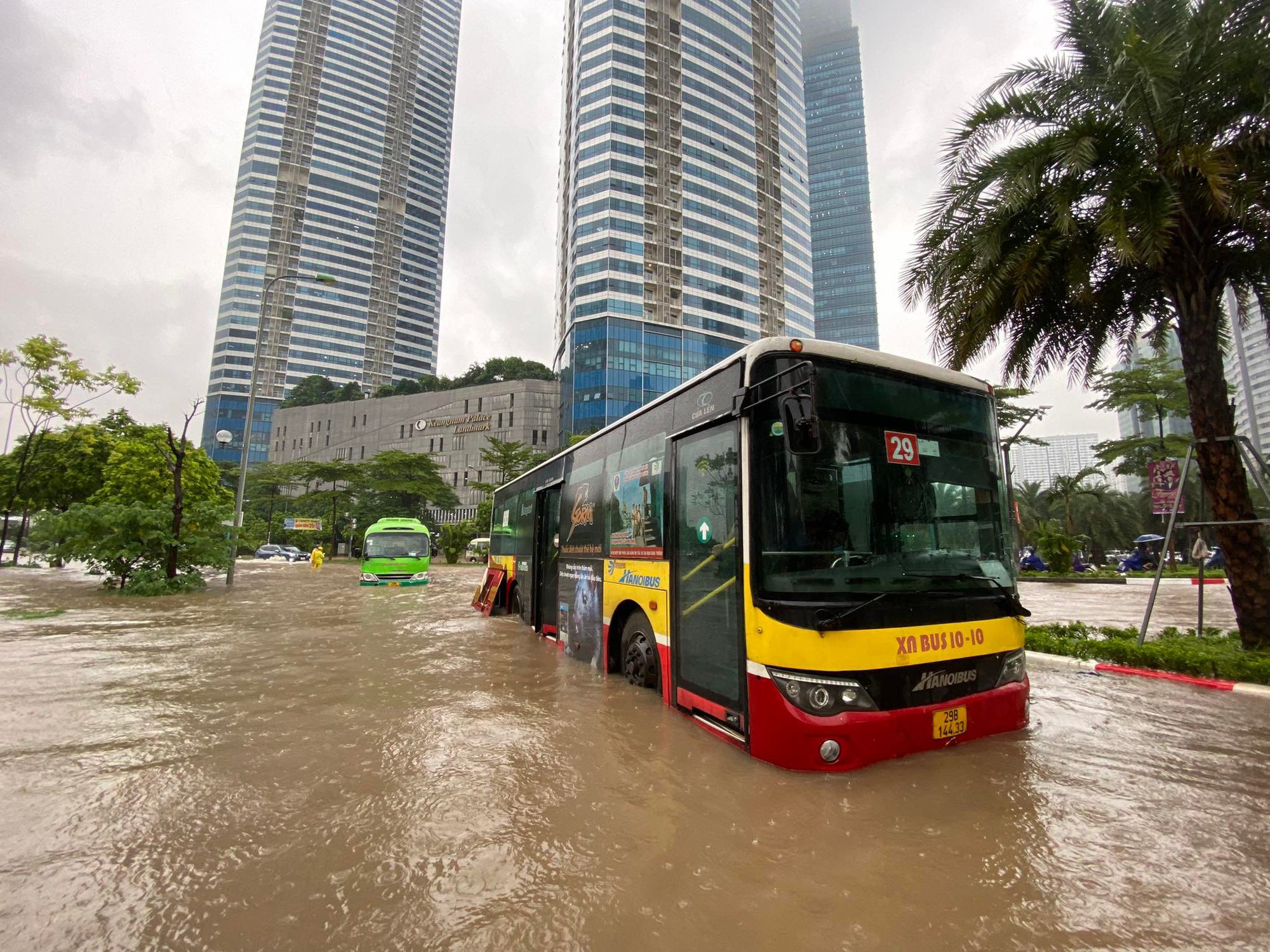 Hà Nội: Nhiều tuyến phố ngập sâu, giao thông ùn tắc, hỗn loạn - Ảnh 14.