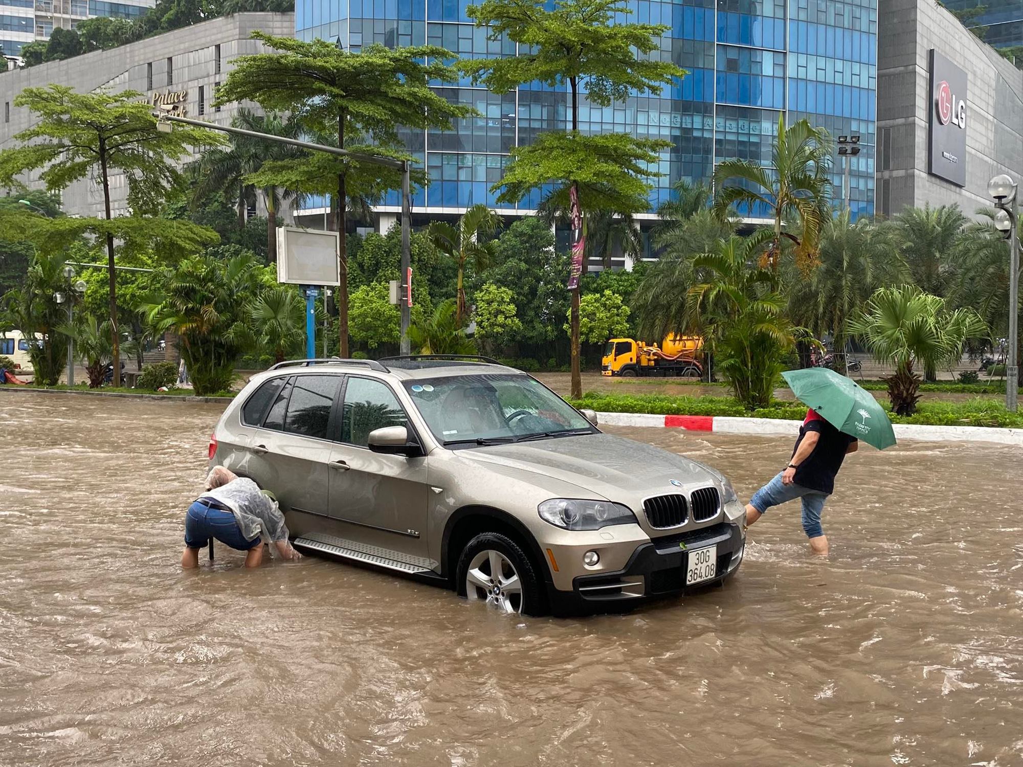 Hà Nội: Nhiều tuyến phố ngập sâu, giao thông ùn tắc, hỗn loạn - Ảnh 15.