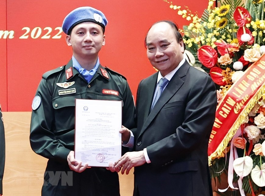 Chủ tịch nước Nguyễn Xuân Phúc trao Quyết định cho sĩ quan công an đi gìn giữ hòa bình - Ảnh 3.