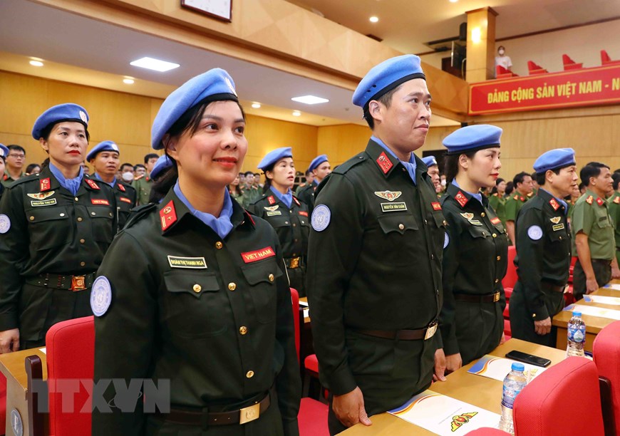 Chủ tịch nước Nguyễn Xuân Phúc trao Quyết định cho sĩ quan công an đi gìn giữ hòa bình - Ảnh 8.