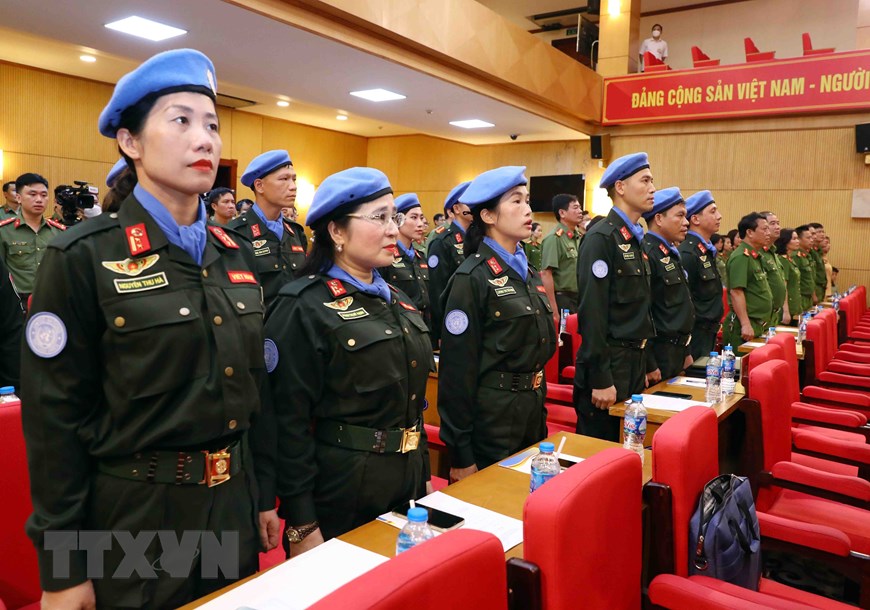 Chủ tịch nước Nguyễn Xuân Phúc trao Quyết định cho sĩ quan công an đi gìn giữ hòa bình - Ảnh 7.
