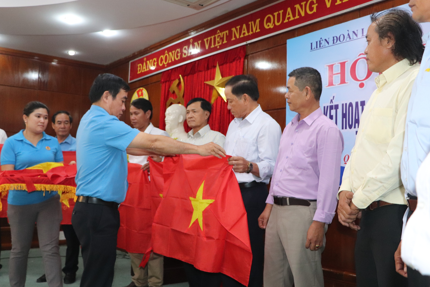 Quảng Nam: 9 nghiệp đoàn nghề cá tiếp nhận 7.000 lá cờ Tổ quốc - Ảnh 2.