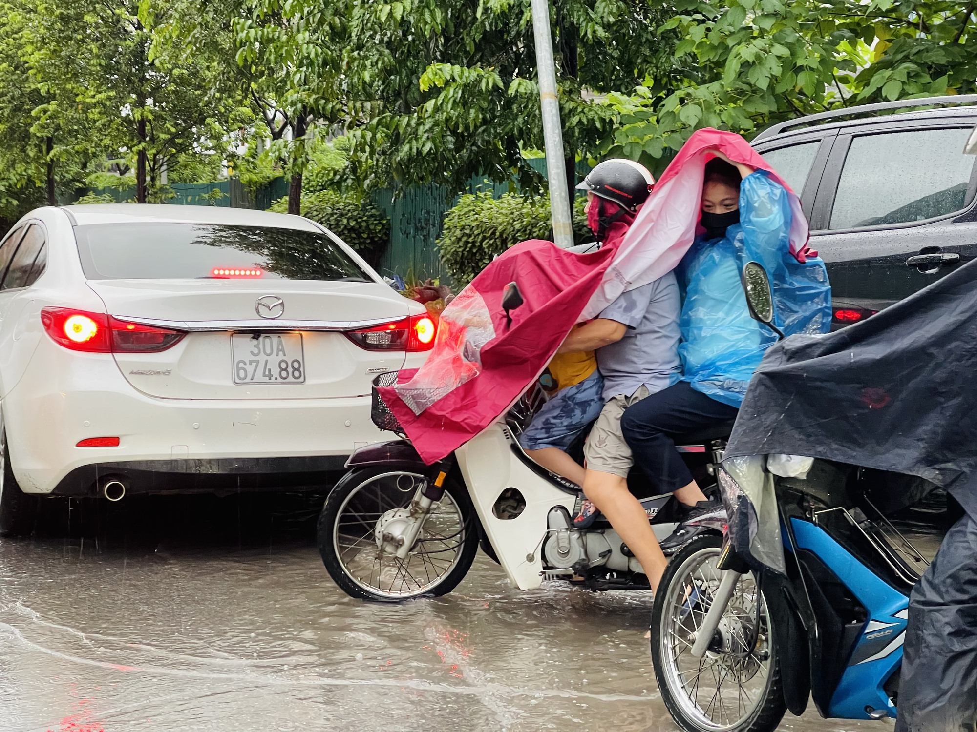 Hà Nội: Nhiều tuyến phố ngập sâu, giao thông ùn tắc, hỗn loạn - Ảnh 7.