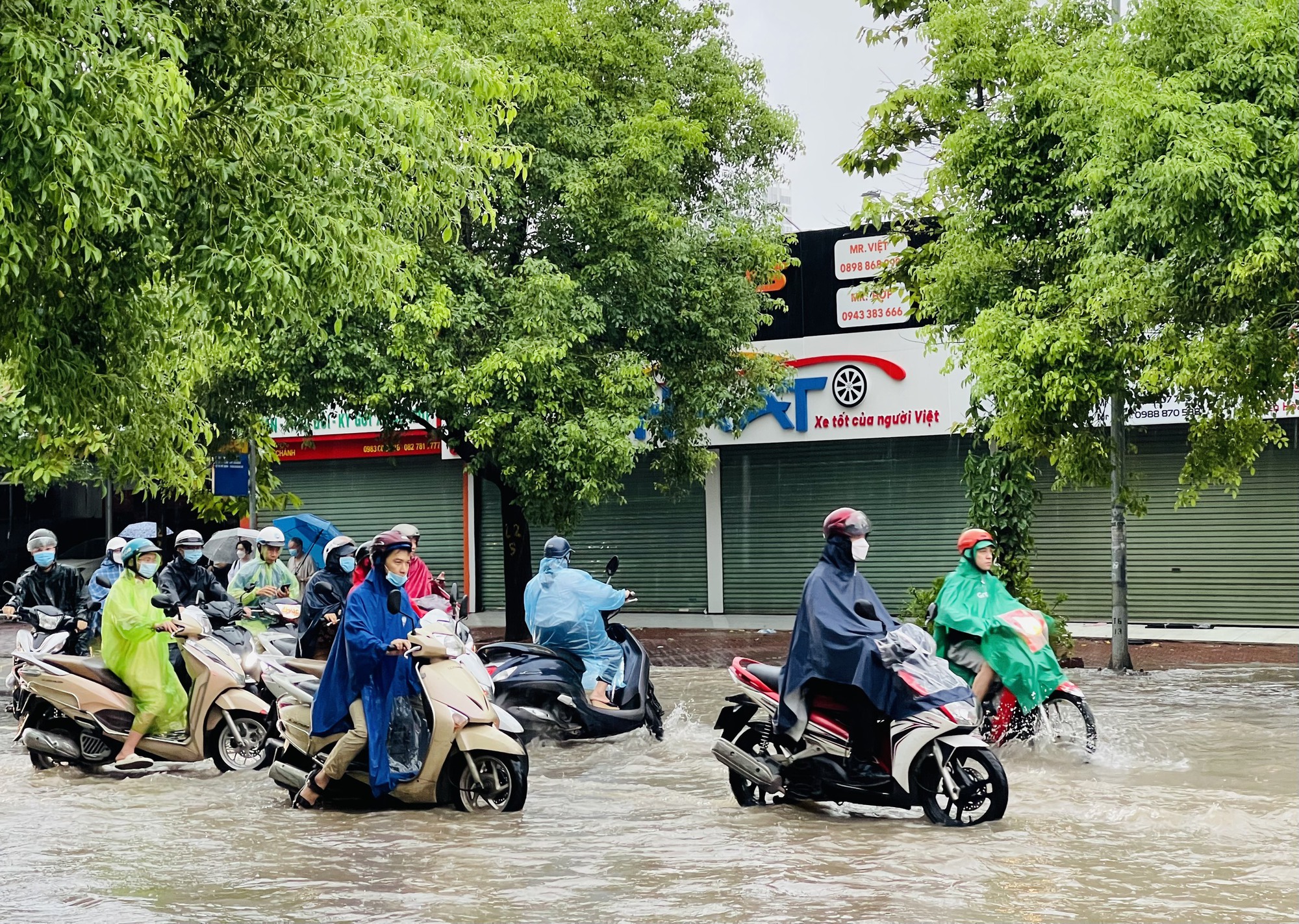 Hà Nội: Nhiều tuyến phố ngập sâu, giao thông ùn tắc, hỗn loạn - Ảnh 5.