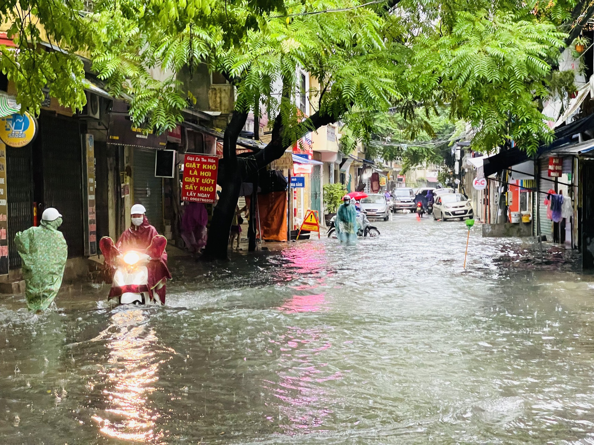 Hà Nội: Nhiều tuyến phố ngập sâu, giao thông ùn tắc, hỗn loạn - Ảnh 1.