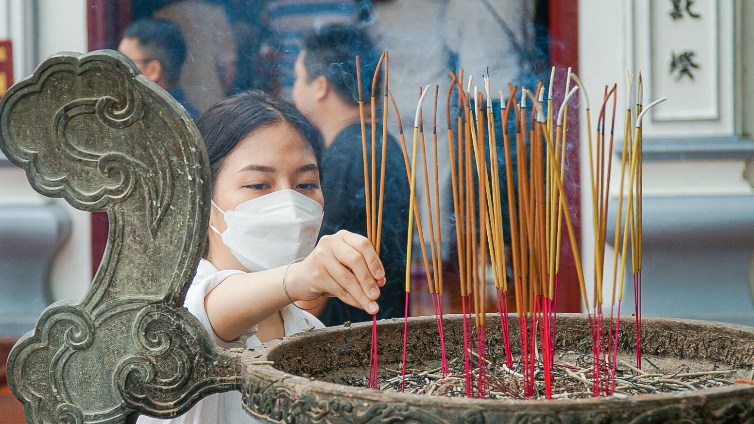 Người dân đổ về Phủ Tây Hồ làm lễ rằm tháng 7 sau cơn mưa kéo dài - Ảnh 10.