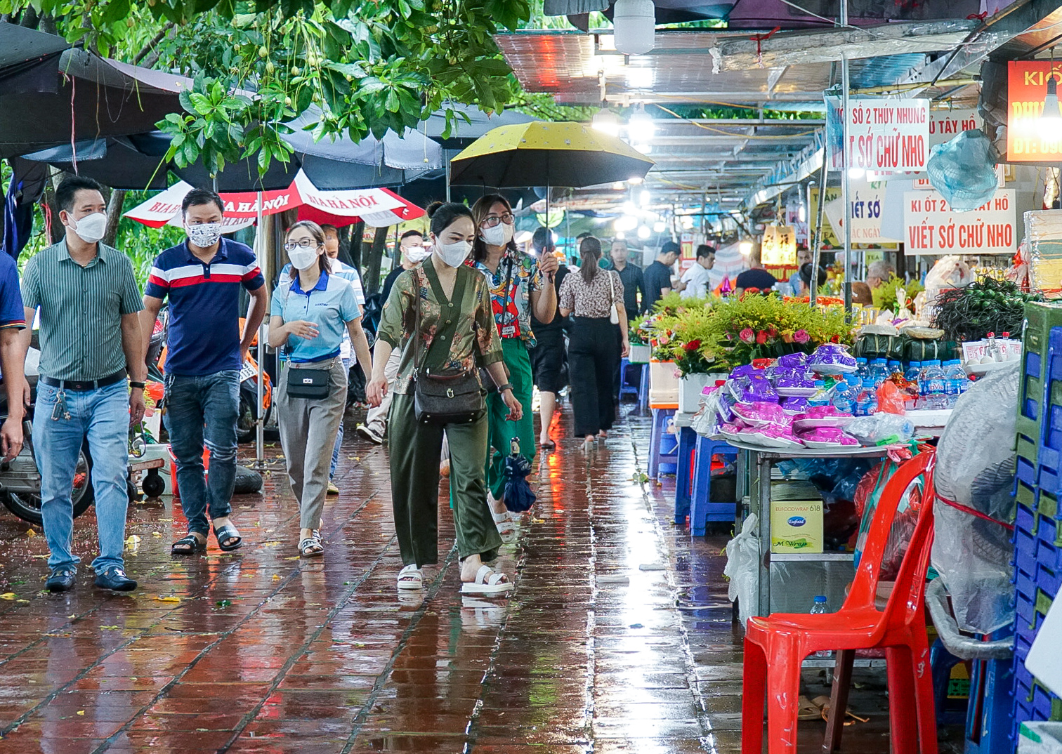 Người dân đổ về Phủ Tây Hồ làm lễ rằm tháng 7 sau cơn mưa kéo dài - Ảnh 1.